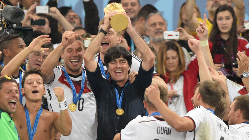 Joachim Löw mit dem WM-Pokal 2014 in Brasilien