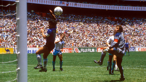 Maradona trifft im Viertelfinale der WM 1986 mit der „Hand Gottes“ zur Führung gegen England.