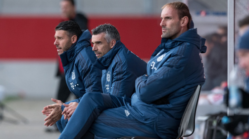 © imago - Danny Schwarz (M.) als Coach des FC Bayern II mit Martin Demichelis (l.) und Tom Starke (r.)