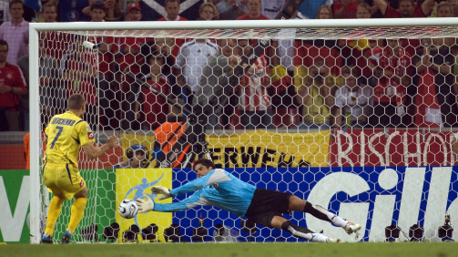 © imago images - Pascal Zuberbühler tritt im Elfmeterschießen bei der WM 2006 mit der Schweiz gegen Andriy Shevchenkos Ukraine an