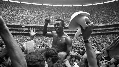 Der Höhepunkt seiner Laufbahn: 1970 gewinnt Pelé mit Brasilien zum dritten Mal die Weltmeisterschaft.