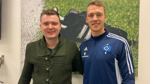 HSV-Kapitän Sebastian Schonlau (r.) sprach mit TM-Redakteur Philipp Marquardt