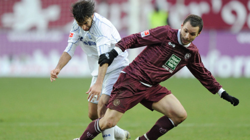 Schalke um Weltstar Raúl (l.) strauchelte am 27. November 2010 beim 0:5 in Kaiserslautern mit u.a. Christian Tiffert 