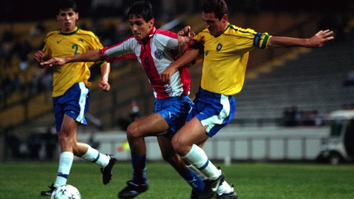 Der spätere Bayern-Profi Roque Santa Cruz für Paraguays U20 im Einsatz