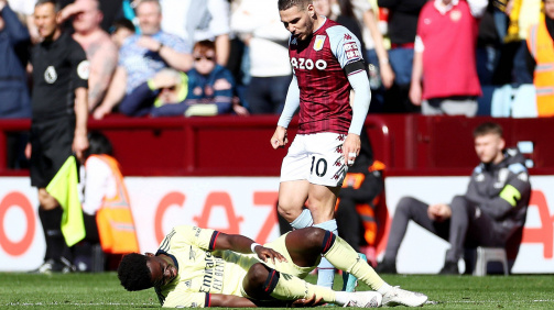 Schmerzhafte Erfahrungen: Saka (am Boden) im Spiel gegen Aston Villa.