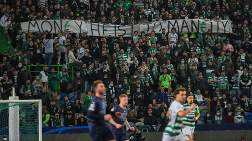 Fans von Sporting Lissabon mit einem kritischen Banner in Richtung Manchester City