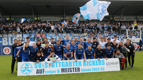 © imago - Die Stuttgarter Kickers feiern den Gewinn der Oberliga-Meisterschaft 2022-23