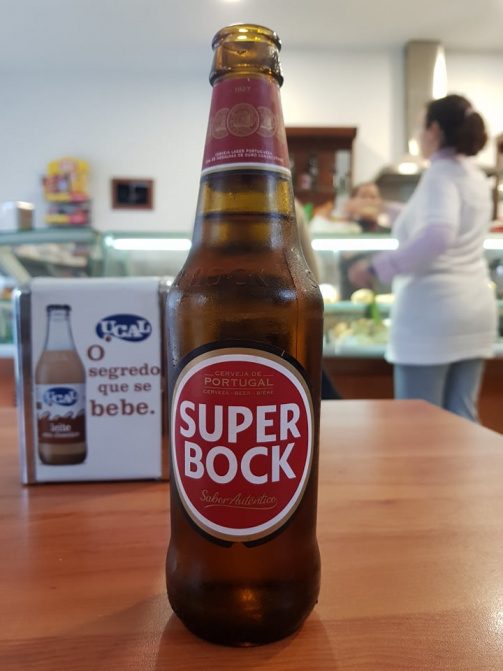 © Marius Soyke - Super Bock Bier in einer Bäckerei in Braga