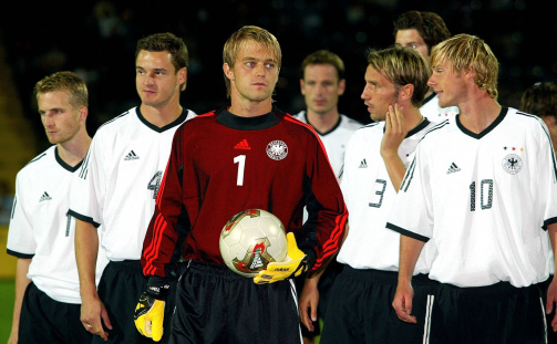 © imago images - Das Team 2006 bei einem Spiel 2003 gegen Russland - Timo Wenzel (Nr. 3) u.a. mit Timo Hildebrand (M.) vom VfB Stuttgart