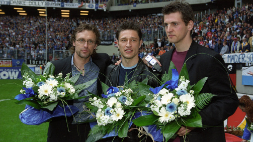 Blumen zum Abschied: Thomas Doll, Niko Kovac und Jörg Butt verlassen den HSV im Sommer 2001
