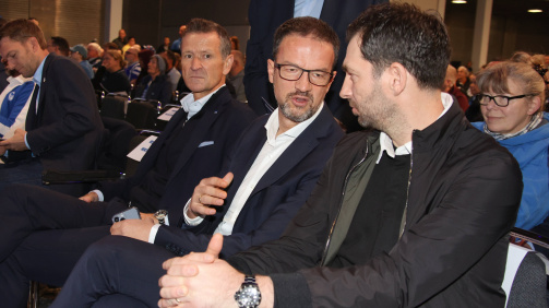Geschäftsführer Thomas E. Herrich, Sportchef Fredi Bobic und Trainer Sandro Schwarz (v.l.n.r.) bei der Migliederversammlung von Hertha BSC am 13. November  