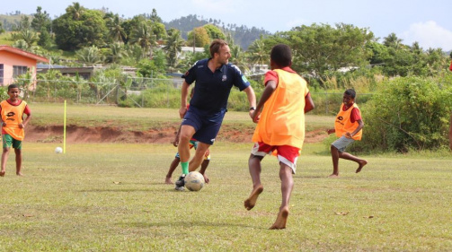Timo Jankowski im Spiel mit einigen Nachwuchskickern Fidschis
