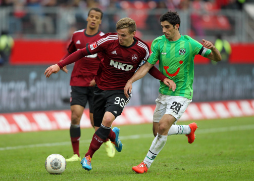 Pachonik, hier 2014 im Zweikampf mit Lars Stindl, machte sein Bundesliga-Debüt beim 1. FC Nürnberg.
