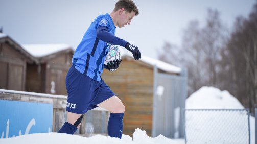 Im norwegischen Winter keine Seltenheit: Pachonik bahnt sich seinen Weg durch den Schnee zum Trainingsplatz.
