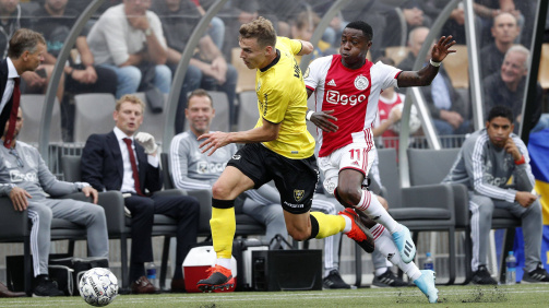 Tobias Pachonik im Zweikampf mit Ajax Amsterdams Quincy Promes.