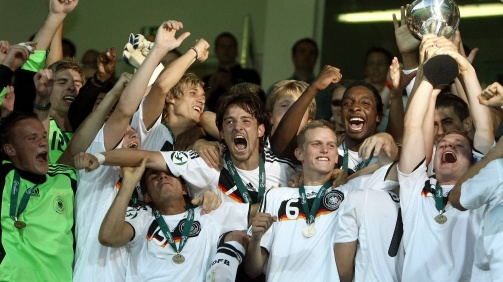 Mittendrin: Ron-Robert Zieler (hinten links) beim Gewinn der U19-Europameisterschaft 2008 