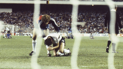 © imago images - WM 1982, Toni Schumacher tröstet den zusammengebrochenen Uli Stielike nach dessen verschossenem Elfmeter gegen Frankreich
