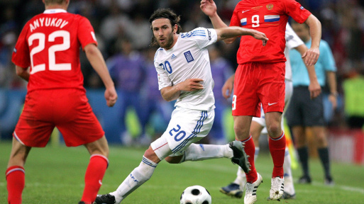 © imago images - Ioannis Amanatidis für Griechenland bei der EM 2008 im Duell mit zwei russischen Spielern